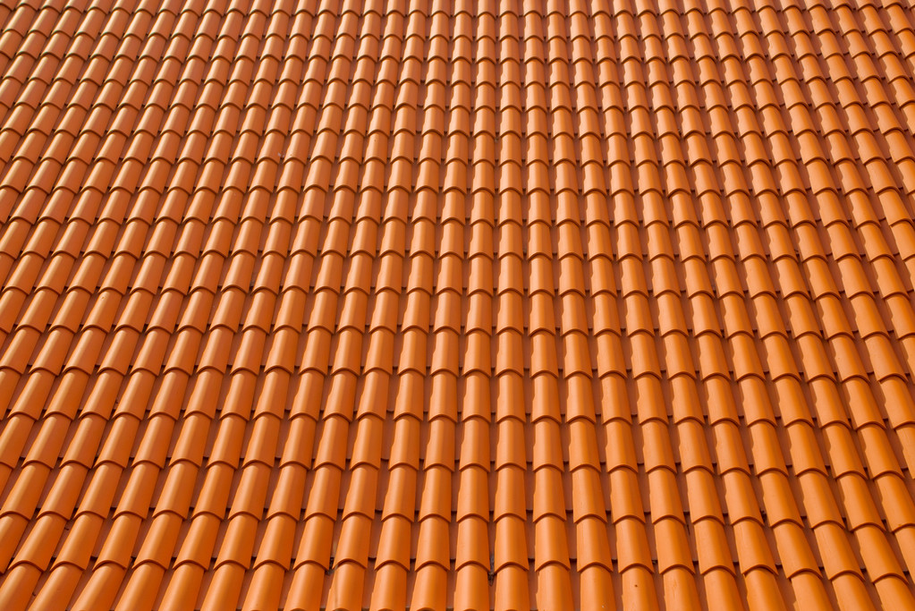 橙色砖瓦屋顶下的全景视觉